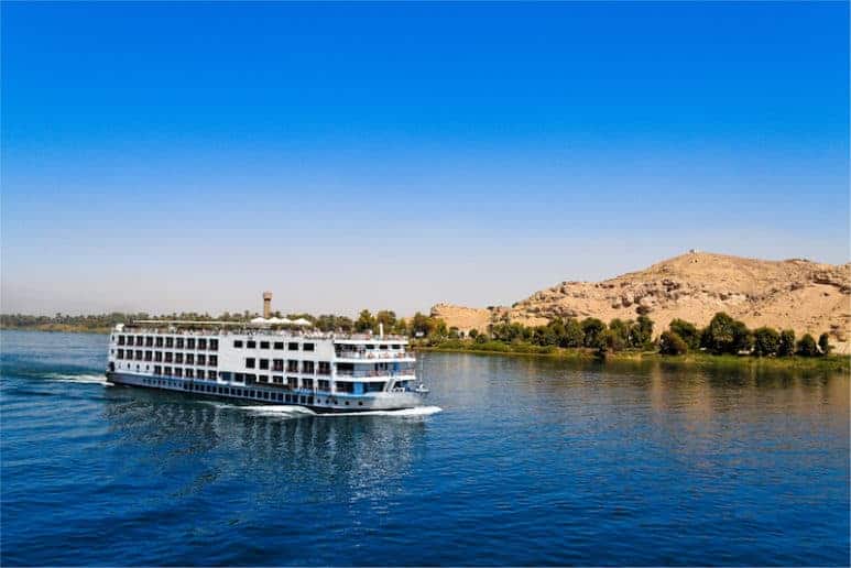 A luxury nNile cruise sailing down the Nile bettween Luxor and Aswan